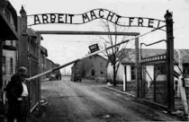 L'ingresso che porta ai campi di concentramento